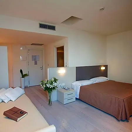 Cube Hotel 4*